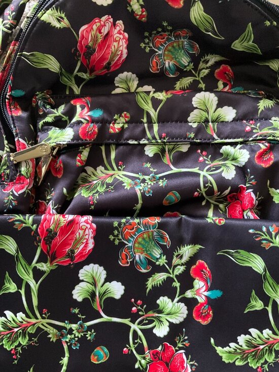 CHARMING CHALIE FASHION BACKPACK. BLACK WITH FLOWERS. main image 13